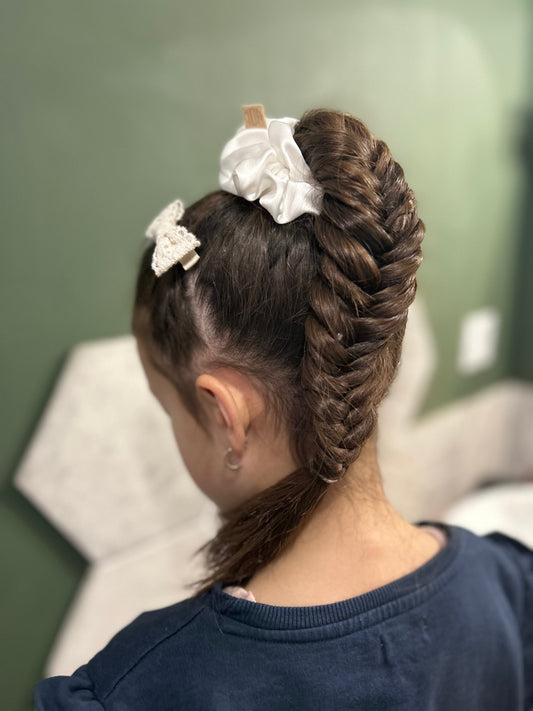 Un Moment Coiffure avec Ma Lionne : La Tresse Épi et le Chouchou Rêveur Blanc Brillant