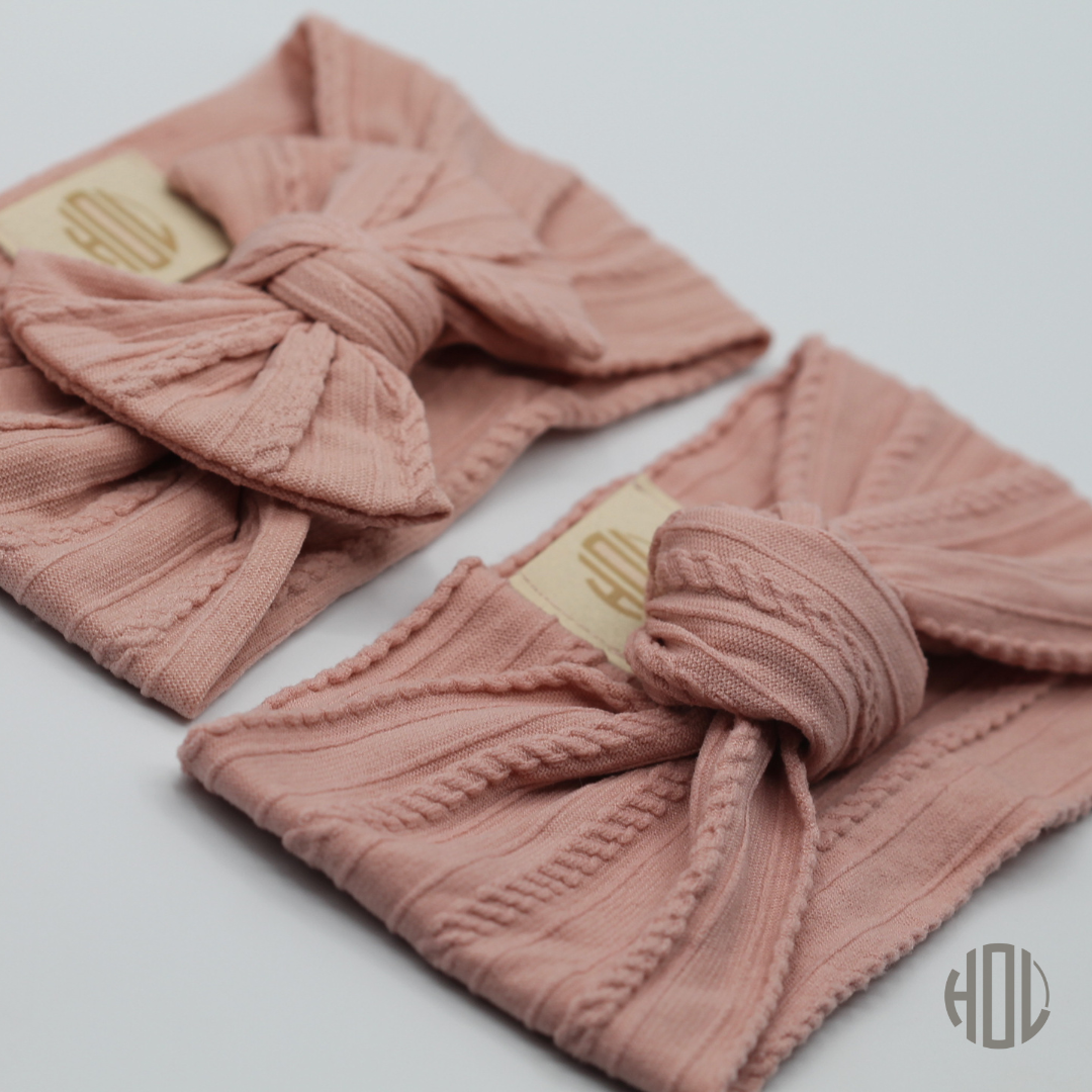 Duo Mère-Fille – Bandeaux assortis pour un look matchy-matchy indomptable